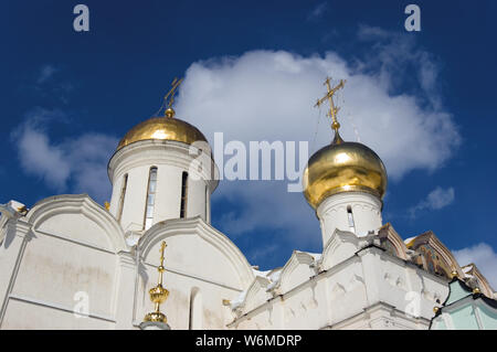 Colden Kuppel der Russischen Kirche gegen den blauen Himmel. Troitskiy Kathedrale St. Sergius Lavra. Stockfoto