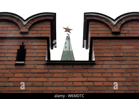 Blick auf den Kreml Turm oben in der Kremlmauer Lücke. Moskau, Russland Stockfoto