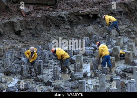 Gruppe von jackhammer Arbeitnehmer in einem Gebäude Baugrube Stockfoto