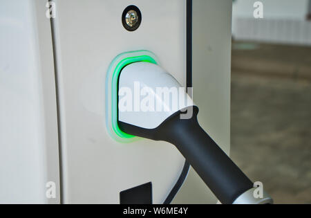 Wolfsburg, Deutschland, Juli 7., 2019: Anschlussbuchse an der Ladestation eines elektrischen Tankstelle Stockfoto