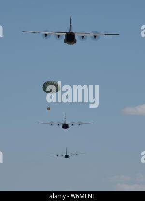 Service Mitglieder aus der 317 Luftbrücke Flügel ein formationsflug und Airdrop mit Gen. Maryanne Miller, Air Mobility Command Commander, und Chief Master Sgt. Terrence Greene, AMC-Befehl Chief, an Bord der loadmasters drücken Sie die Bundles von der Rampe der C-130J Hercules, Juli 18, 2019, Dyess Air Force Base, Texas. "Es war eine Ehre, Zeit mit den 317 Luftbrücke Flügel, in dem die Mobilität der Mission in der Nähe des Herzen jedes Flieger, der bedient statt zu verbringen", sagte Miller. "Die 317 Airlift Wing weiterhin Bereitschaft, durch Investitionen in ihren Staffeln zu verbessern. Es ist kein Wunder, warum Stockfoto