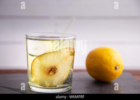 Gin und Tonic mit Birne Stockfoto