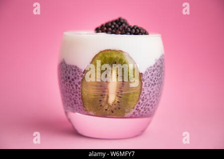 Schwarz chia Pudding mit Blackberry und Kiwi Stockfoto
