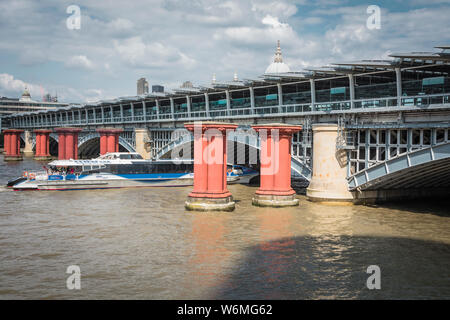 Joseph cubitt's Original Blackfriars Railway Bridge Säulen neben dem aktuellen Tag Blackfriars Bridge, London, UK Stockfoto