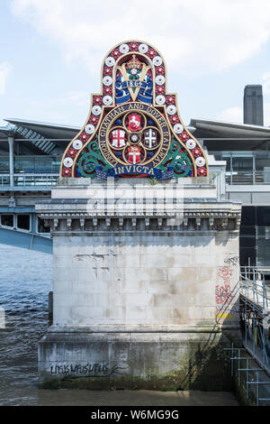 Das Wappen auf Joseph cubitt's Original Blackfriars Railway Bridge pedestal Neben den aktuellen Tag Blackfriars Bridge, London, UK Stockfoto