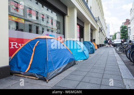 Eine Reihe von Zelten für Rough Sleepers auf William IV Street, in der Nähe von Charing Cross Station in London's West End, Großbritannien Stockfoto