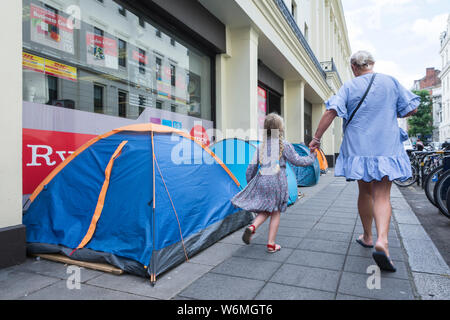 Eine Reihe von Zelten für obdachlose, raue Schlafplätze in der William IV Street, in der Nähe der Charing Cross Station im Londoner West End, Großbritannien Stockfoto