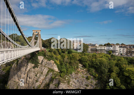 Die Clifton Suspension Bridge spanning Avon Gorge und den Fluss Avon, Bristol, Großbritannien Stockfoto