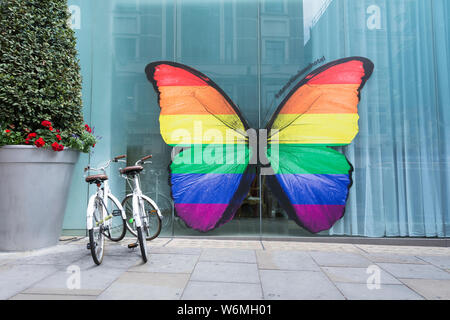 Stolz Rainbow butterfly außerhalb St Martins Lane Hotel, St Martins Lane, Charing Cross, London, WC2, Großbritannien Stockfoto