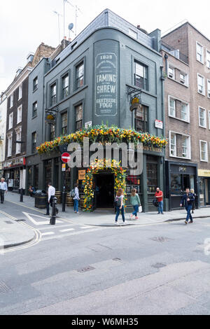 Die floralen Eingang zum London Tavern der britische Abenteurer J., Phileas Fogg, Esq, St. Martin's Lane, Covent Garden, London, WC2, Großbritannien Stockfoto