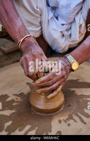 Indien, Rajasthan, Abhaneri, Potter, eine Tasse Tee Stockfoto