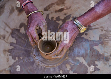 Indien, Rajasthan, Abhaneri, Potter, eine Tasse Tee Stockfoto