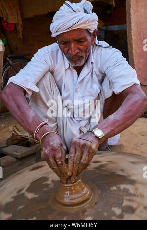 Indien, Rajasthan, Abhaneri, Potter, eine Tasse Tee Stockfoto
