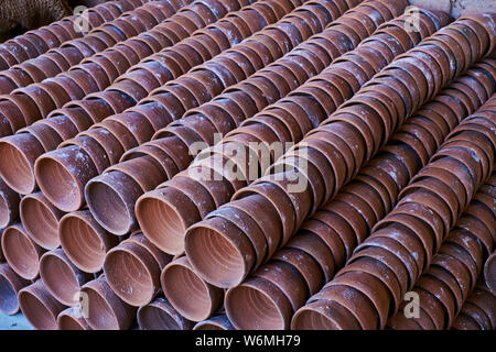 Indien, Rajasthan, Abhaneri, Potter, eine Tasse Tee Stockfoto