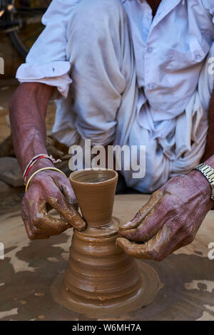 Indien, Rajasthan, Abhaneri, Potter, eine Tasse Tee Stockfoto