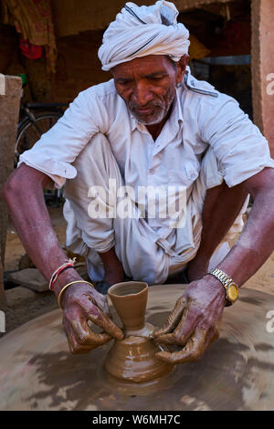 Indien, Rajasthan, Abhaneri, Potter, eine Tasse Tee Stockfoto