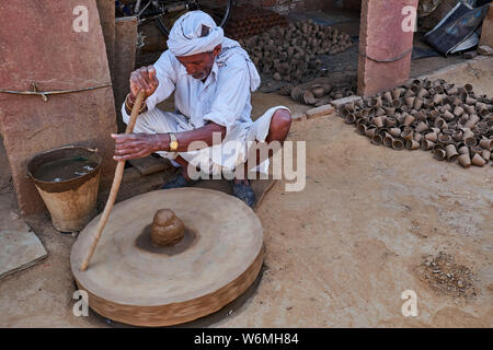 Indien, Rajasthan, Abhaneri, Potter, eine Tasse Tee Stockfoto