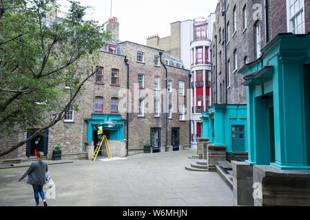 Ching Court und Triangle Public Space and Courtyard der Terry Farrell Partnership, Seven Dials, London, WC2, England, VEREINIGTES KÖNIGREICH Stockfoto