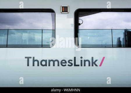 Nahaufnahme eines Eisenbahnnetzes Thameslink logo und Waggon an Cannon Street Station, London, UK Stockfoto