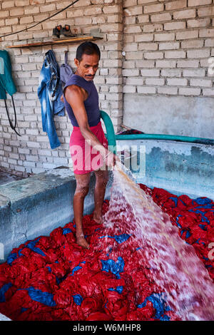 Indien, Rajasthan, Sari Factory, Textile sind an der frischen Luft getrocknet. Sammeln von trockenen Textil durch Frauen gefaltet werden Stockfoto