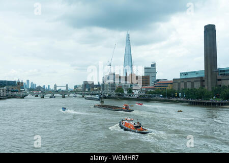 Die Tate Modern und der Shard am Ufer der Themse, London, England, Großbritannien Stockfoto