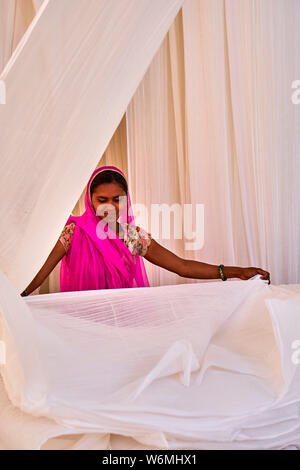 Indien, Rajasthan, Sari Factory, Textile sind an der frischen Luft getrocknet. Sammeln von trockenen Textil durch Frauen gefaltet werden Stockfoto