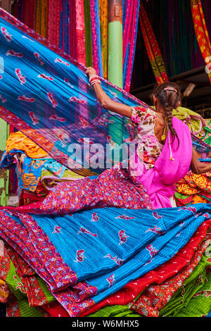 Indien, Rajasthan, Sari Factory, Textile sind an der frischen Luft getrocknet. Sammeln von trockenen Textil durch Frauen gefaltet werden Stockfoto