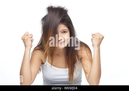 Junge Frau mit ihren wirren Haaren frustriert Stockfoto