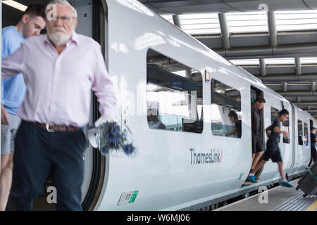 Nahaufnahme der Passagiere erhalten Sie einen Network Rail ThamesLink Waggon an Cannon Street Station, London, UK Stockfoto