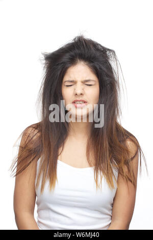 Junge Frau mit ihren wirren Haaren frustriert Stockfoto