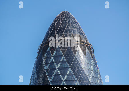 London, Großbritannien - 16 Juli, 2019 - 30 St Mary Axe (informell als The Gherkin bekannt und war zuvor als Swiss Re Gebäude) ist eine kommerzielle skyscraper Stockfoto