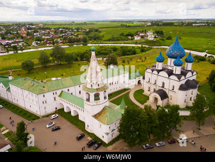 Luftaufnahme der Susdaler Kreml mit Kathedrale von Krippe, ältesten Teil der mittelalterlichen russischen Stadt Susdal Stockfoto