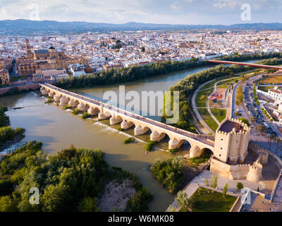 Antenne Panoramablick auf Moschee-kathedrale von Córdoba und die Römische Brücke über den Guadalquivir Stockfoto
