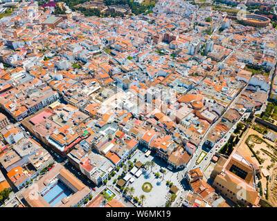 Luftaufnahme der modernen Merida Stadtbild mit Blick auf die antiken römischen Amphitheater und Theater und Monumental Plaza de Toros, Spanien Stockfoto