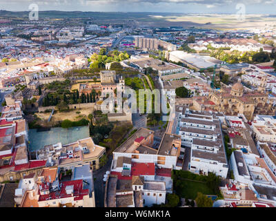 Blick von der Drohne von Wohngebieten der spanischen Stadt Jerez de la Frontera mit der katholischen Kathedrale und ehemaligen maurischen Alcazar Stockfoto