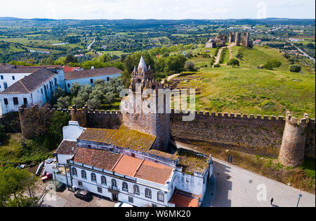 Landschaft von Montemor-o-Novo Gemeinde mit zerstörten mittelalterlichen Burg auf dem Hügel, Portugal Stockfoto