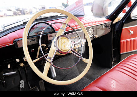 Innenraum von einem alten Auto GAZ-21, Modell 1967 Jahr, in der UDSSR gemacht: Lenkrad, Armaturenbrett, Handschuhfach, Sitze. Festival alte Auto landen. Mai 12, 2019 Stockfoto