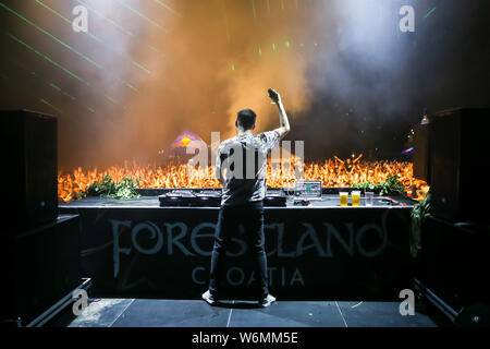 Brezje, Kroatien - 20. Juli 2019: Dj Milos Stankic führt auf der Waldfläche, ultimative Wald Festival für elektronische Musik in Brezje, Kroatien entfernt. Stockfoto