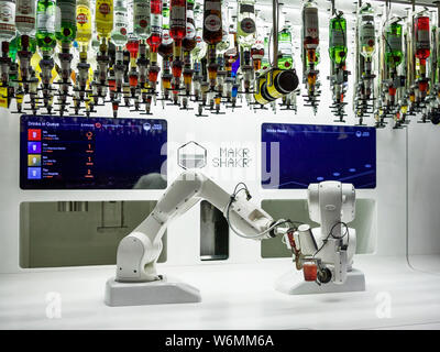 Makr Shakr: 2 Roboterarme machen eine Vielzahl von Cocktails Ausstellung im Barbican London. KI künstliche Intelligenz. Stockfoto