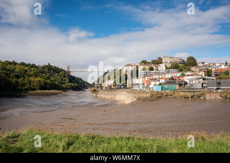 Die Clifton Suspension Bridge spanning Avon Gorge und den Fluss Avon, Bristol, Großbritannien Stockfoto