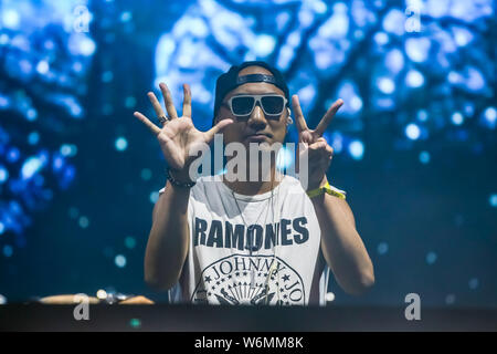 Brezje, Kroatien - 20. Juli 2019: Dj Nelson Dior führt auf der Waldfläche, ultimative Wald Festival für elektronische Musik in Brezje, Kroatien entfernt. Stockfoto