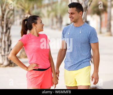 Porträt der jungen Mann und Frau Bereit für Workout auf Sunny Beach Stockfoto