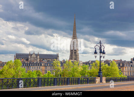 Blick auf die Basilika von St. Michael von Pont de Pierre in Bordeaux Stockfoto