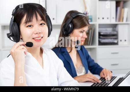 Unternehmer, die Computer in einem Büro Stockfoto