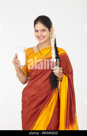 Südindische Frau Glas Milch halten und Lächeln Stockfoto