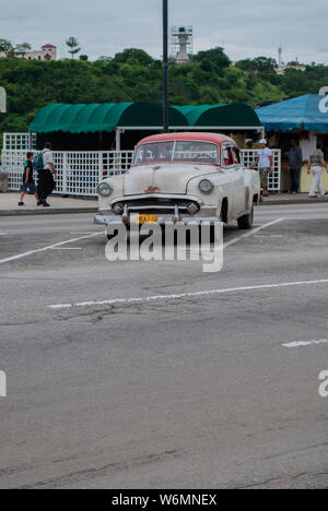 Havanna - Kuba/16. Oktober 2011, Alte heruntergekommene Amerikanische Auto in Havanna stellt die Kubanische Vergangenheit und Gegenwart Armut Stockfoto