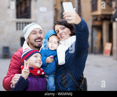 Lächelnd Familie mit Kindern tun selfie im Freien im Winter Tag Stockfoto