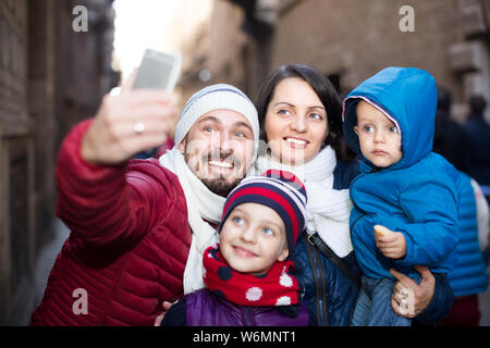 Lächelnd Familie machen selfie togather. Stockfoto