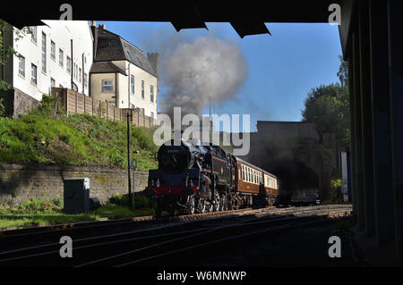 Standard 4 MT Tank fährt Bury Bolton Street mit einem abendlichen Diner auf der East Lancashire Eisenbahn. Stockfoto