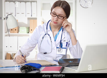 Junge Frau Doktor untersucht die X-Strahlen. Isolieren. Stockfoto